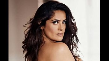 La celebrità Salma Hayek posa nuda