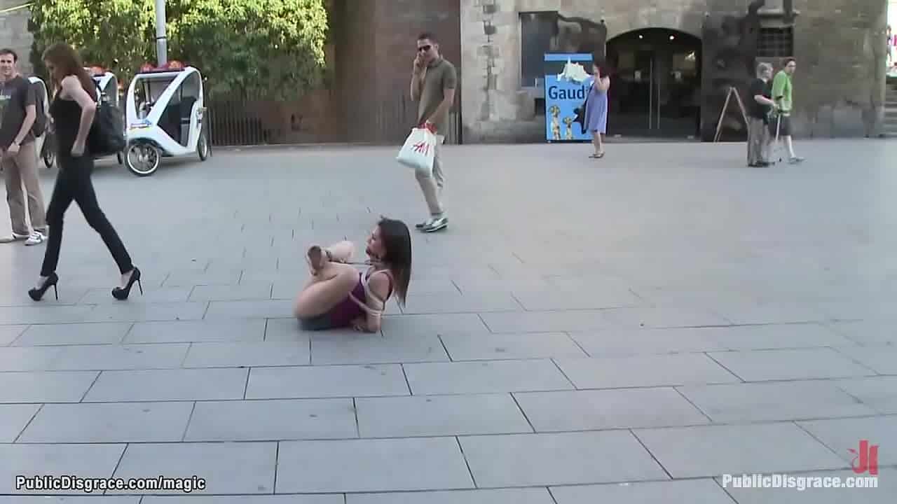 Il giovane schiavo viene scopato in mezzo alla strada in pubblico
