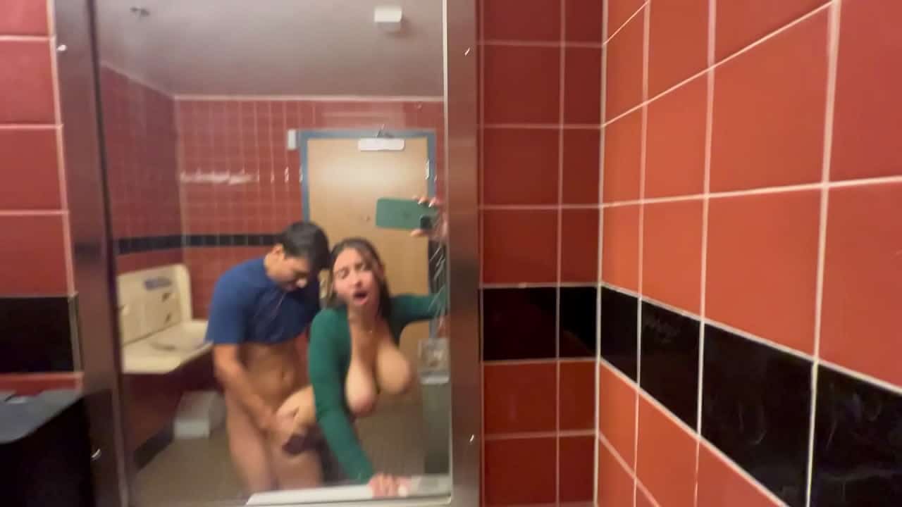 Video porno amatoriale di una coppia che si registra mentre scopa in un bagno pubblico